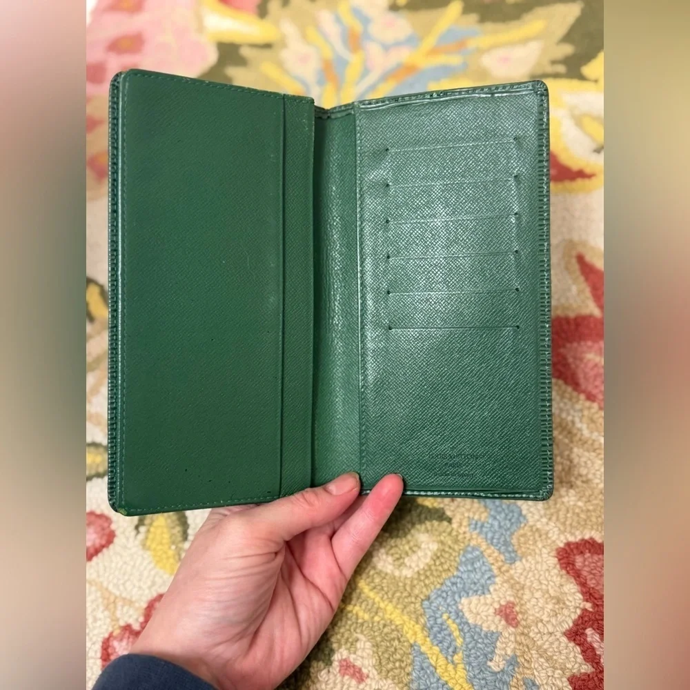 LOUIS VUITTON Vintage Unisex Green Epi Leather Long Bi-Fold Agenda Wallet